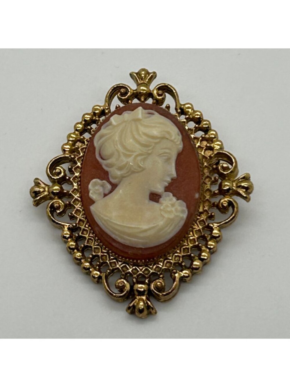 Vintage Avon Cameo Locket Brooch Pin Gold Tone Filigree Perfume Solid Glacé 1970 - Picture 3 of 12
